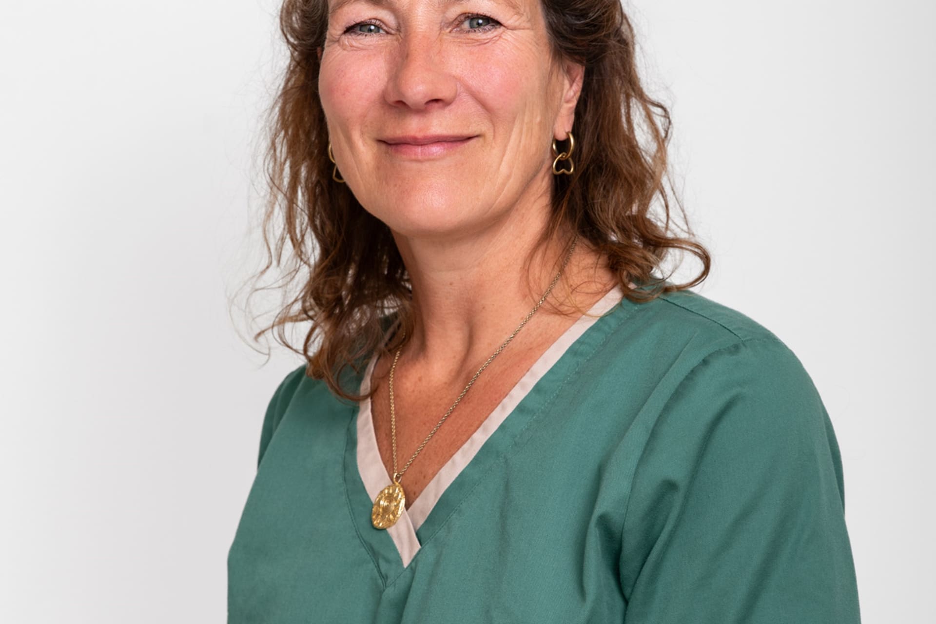 Portret van een dierenarts van Dierenkliniek Kralingen in groene werkkleding