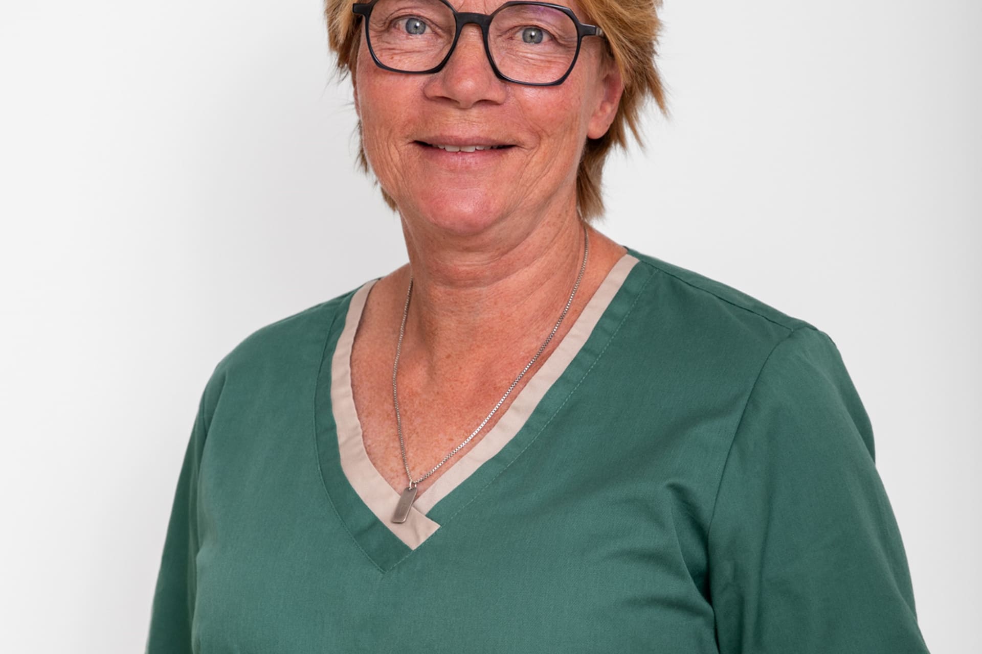 Portret van een teamlid van Dierenkliniek Kralingen in groene werkkleding