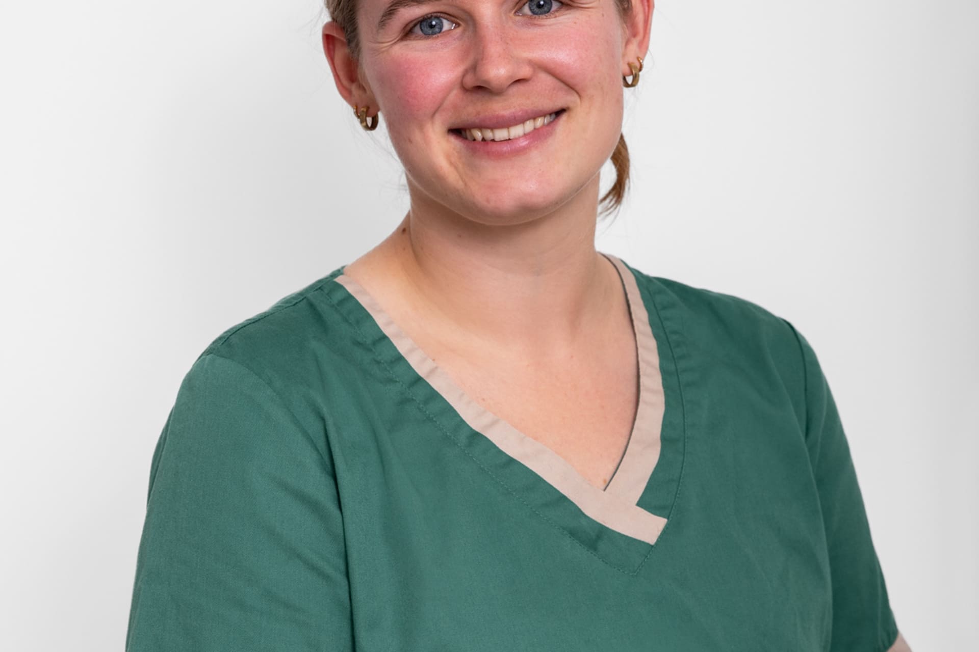 Portret van een teamlid van Dierenkliniek Kralingen in groene werkkleding