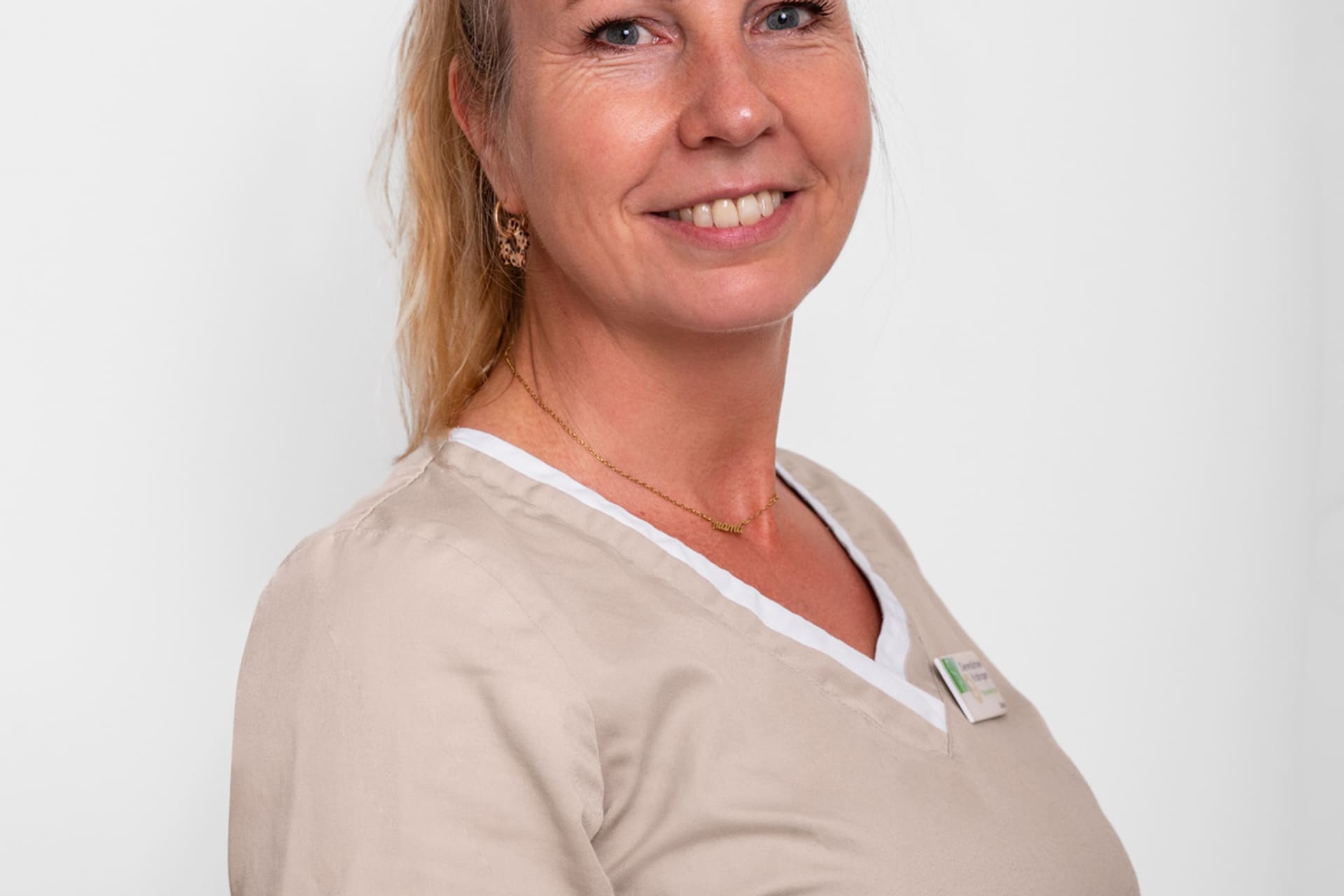 Portret van een paraveterinair van Dierenkliniek Kralingen in beige werkkleding