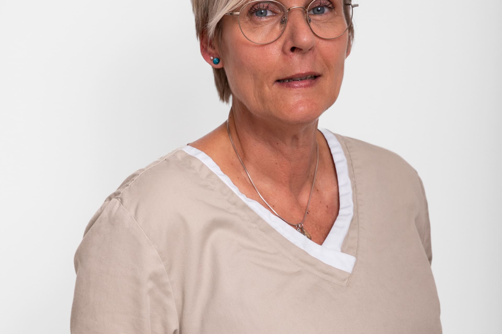 Portret van een paraveterinair van Dierenkliniek Kralingen in beige werkkleding