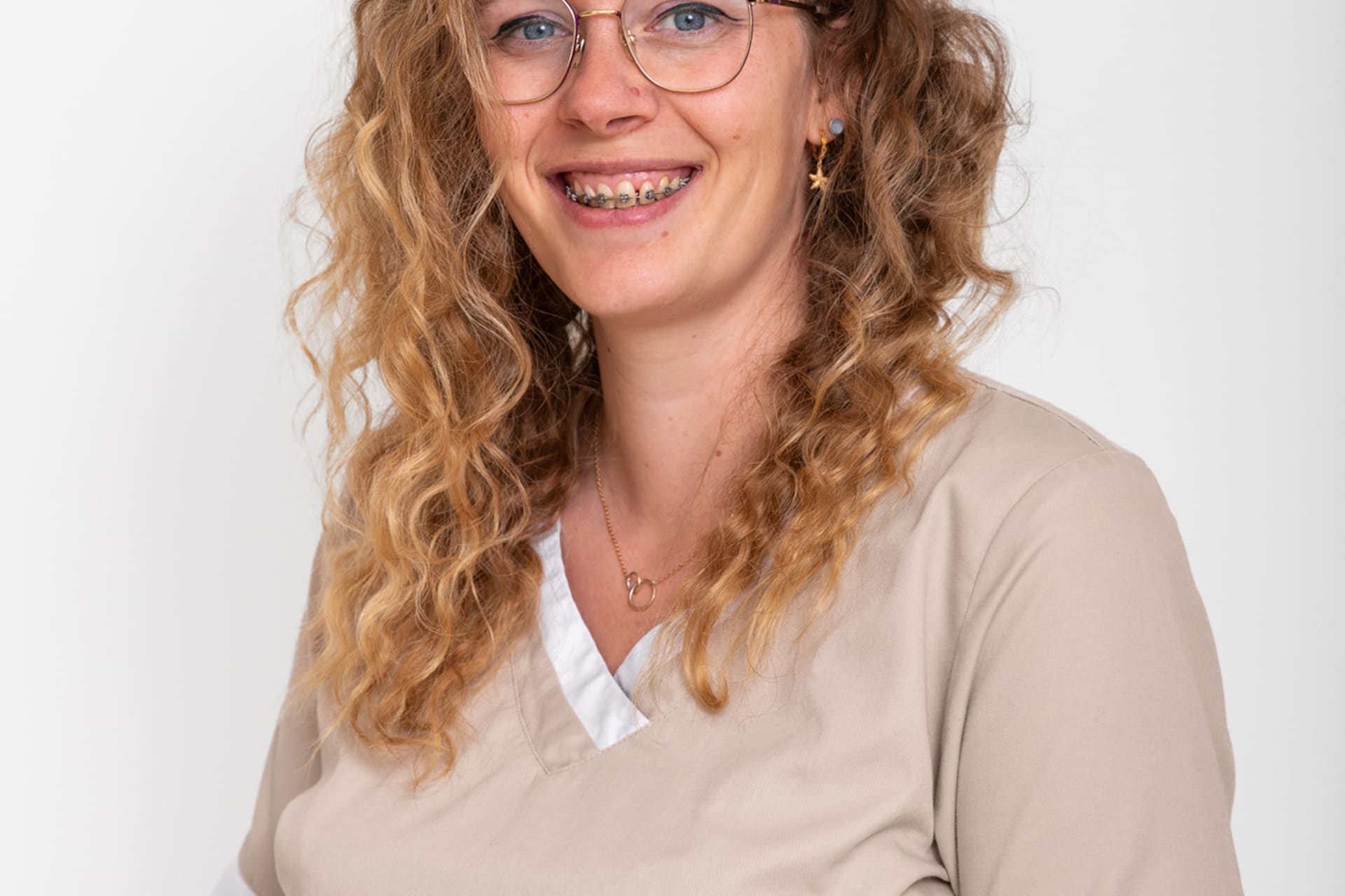 Portret van een paraveterinair van Dierenkliniek Kralingen in beige werkkleding